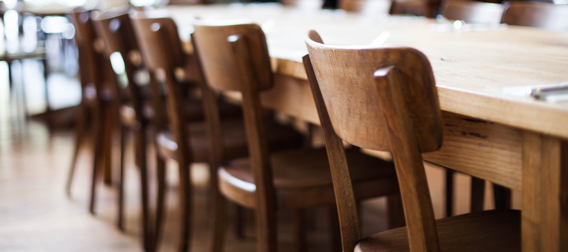 Restaurant im schmatz mit langen Holztafeln für den Mittagstisch