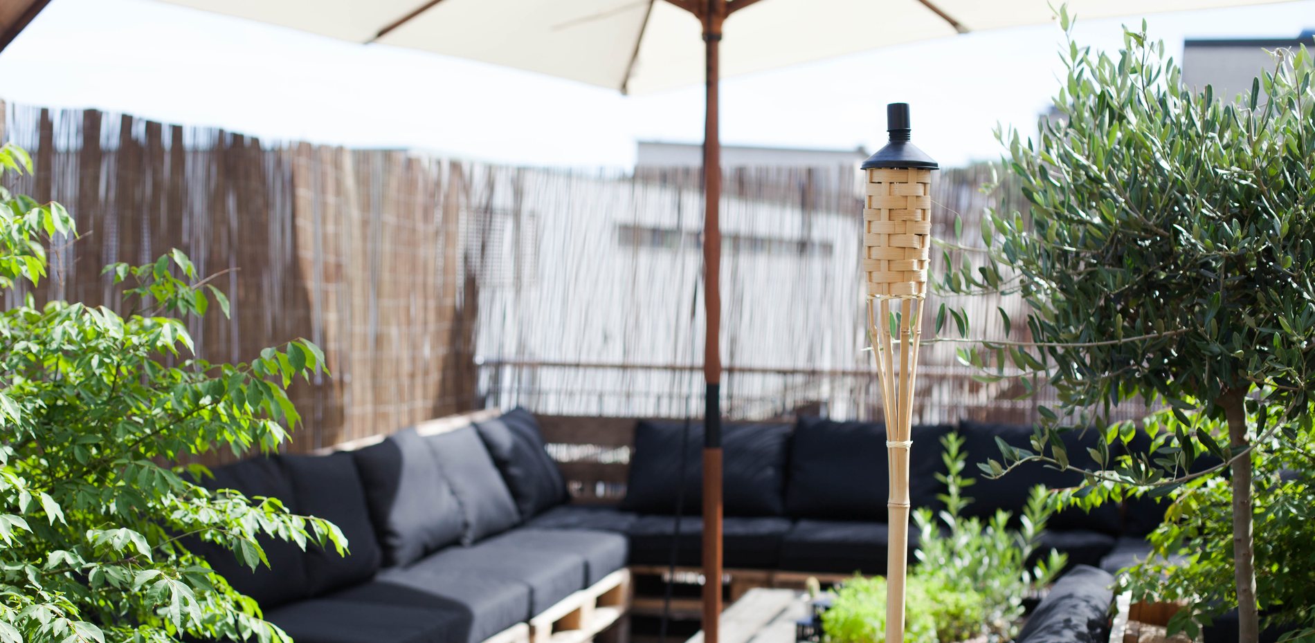 Dachgarten mit Sonnenschirm und Loungemöbeln für Grillpartys
