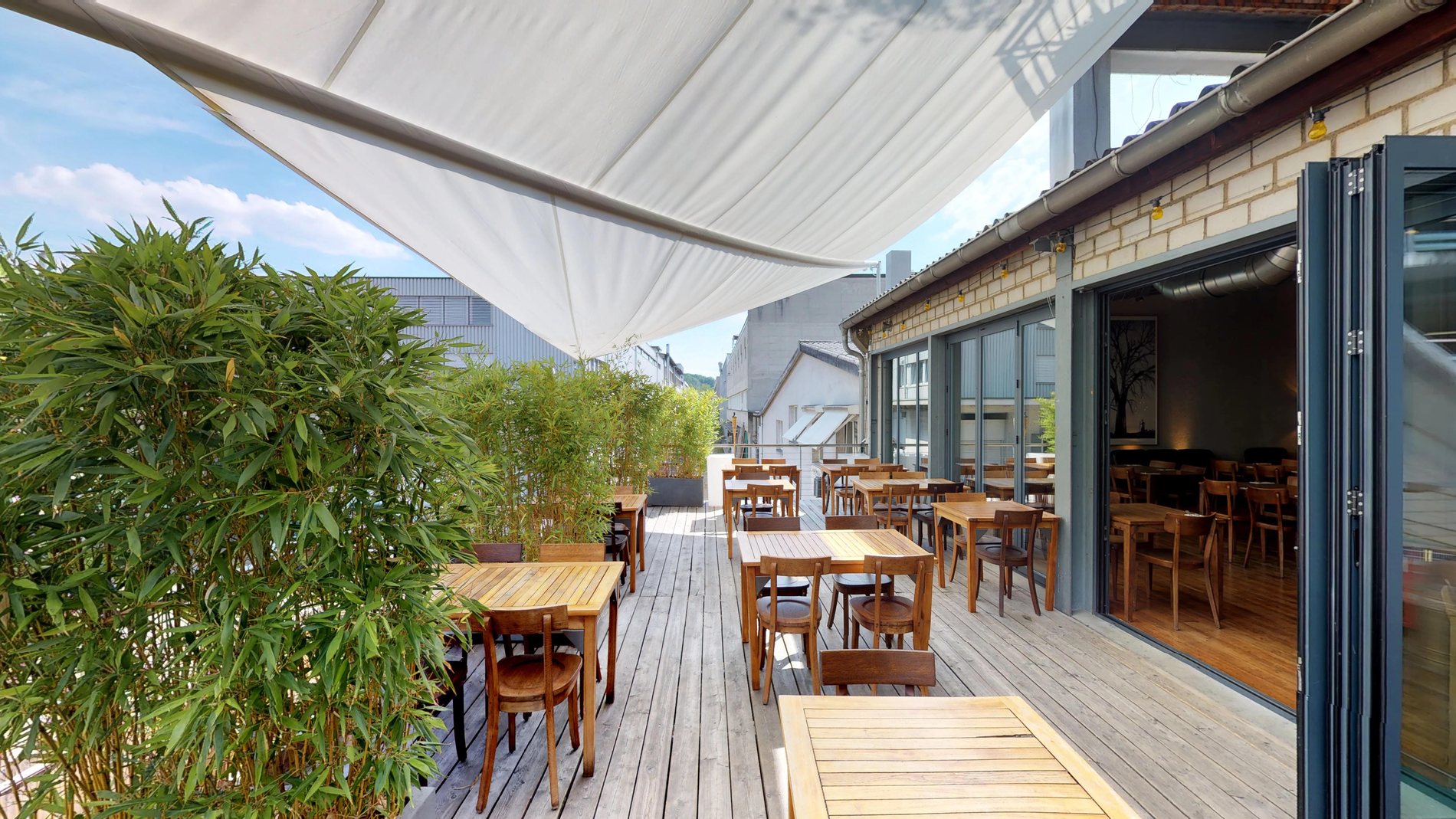 Terrasse und Bar für Apéros und Networking