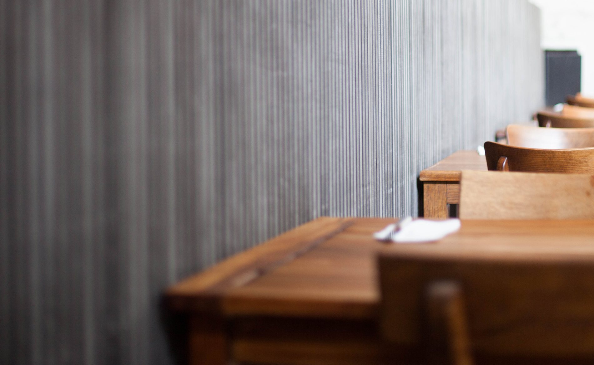 Tafel vor Betonwand für Kundenanlässe und Tagungen