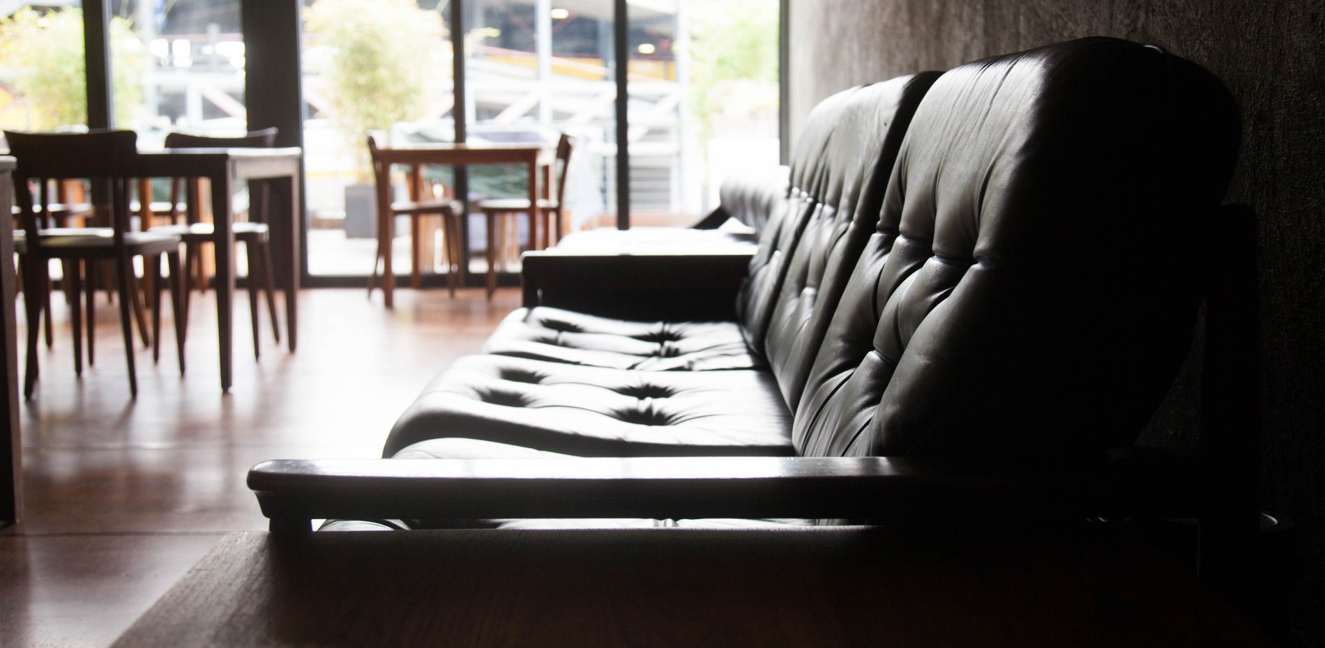 Ledersofa in der Bar für private Feiern